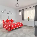 Boutique B2 Street Level Apartmán